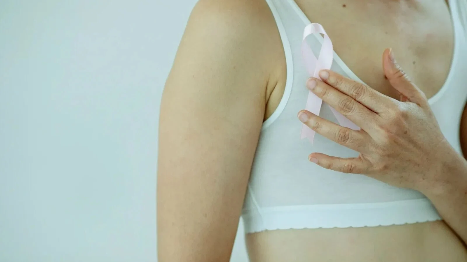 Descoperire majoră în cercetarea cancerului de sân: Receptorul care ar putea încetini răspândirea tumorilor