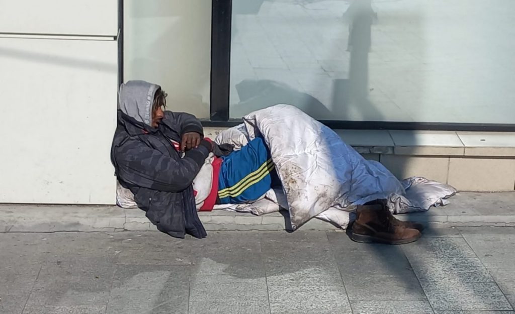 Un irakian fără adăpost găsește în Italia o servietă plină de bani și împarte bancnote de 50 de euro trecătorilor / Poliția a mai recuperat 4.000 de euro / Nimeni nu a revendicat banii