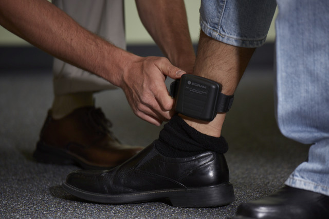Un clujean și-a dat jos brățara electronică de urmărire! S-a dus imediat după una din victimele sale: Bărbatul avea două ordine de protecție pe numele său