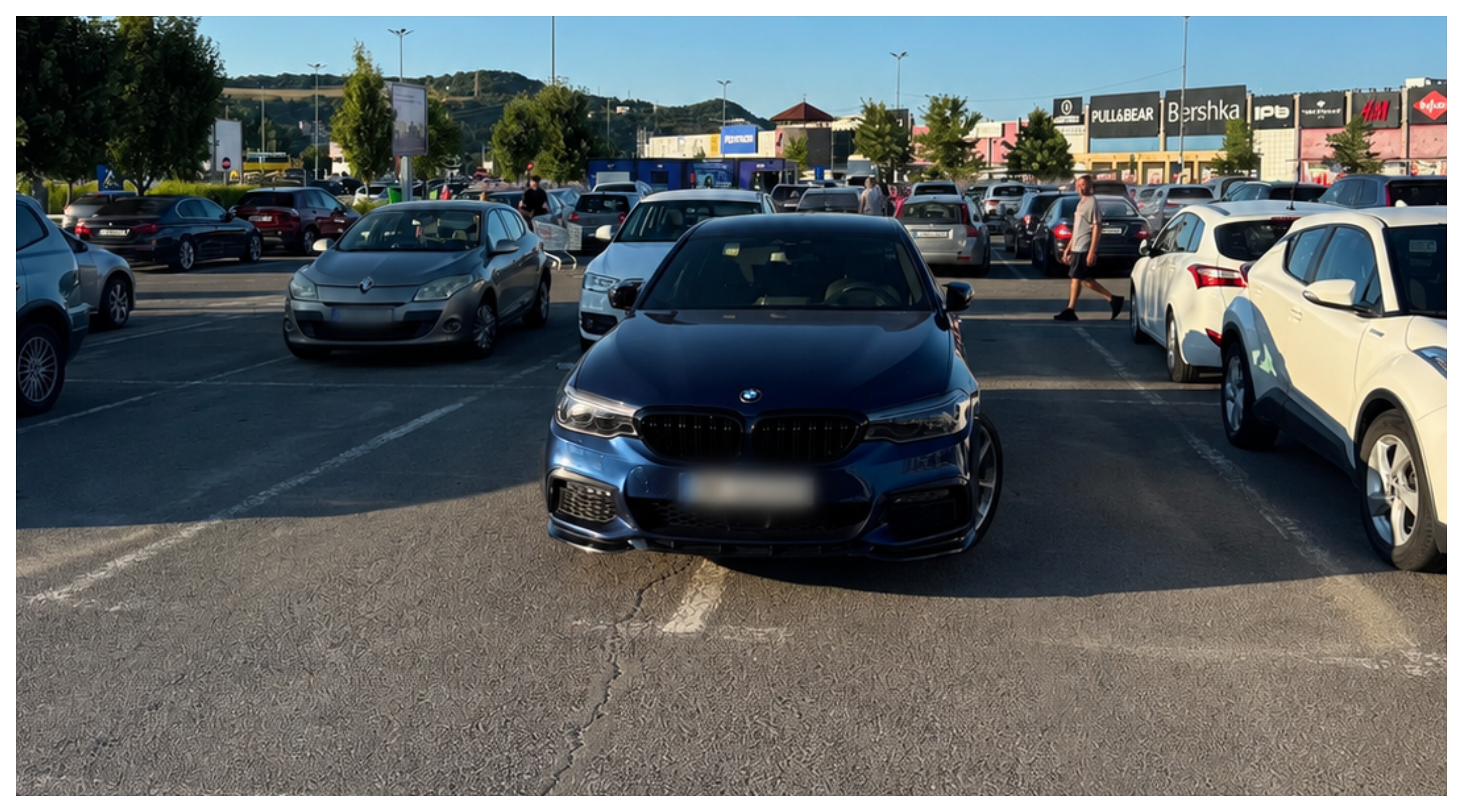 Și-a parcat BMW-ul ca un „rege” la VIVO! Florești! Două locuri de parcare, ocupate de o singură mașină