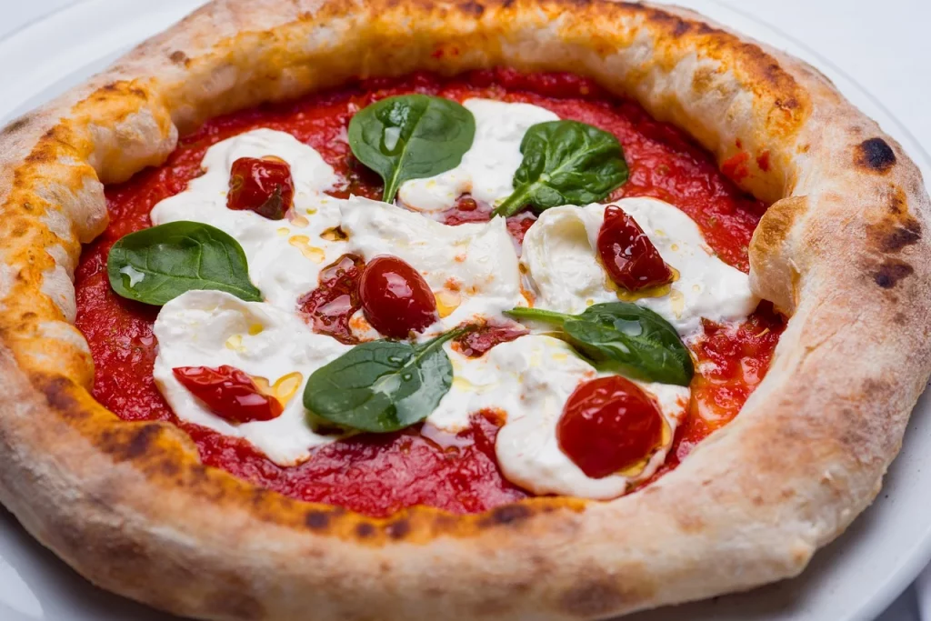 Un italian a redeschis pizzeria fiului său de 27 de ani, ucis într-un accident rutier / ”Mă ține ocupat, nu mă gândesc prea mult la ce s-a întâmplat” / Vedetă e pizza Sinner, în formă de rachetă, cu ricotta, salam și mozzarella