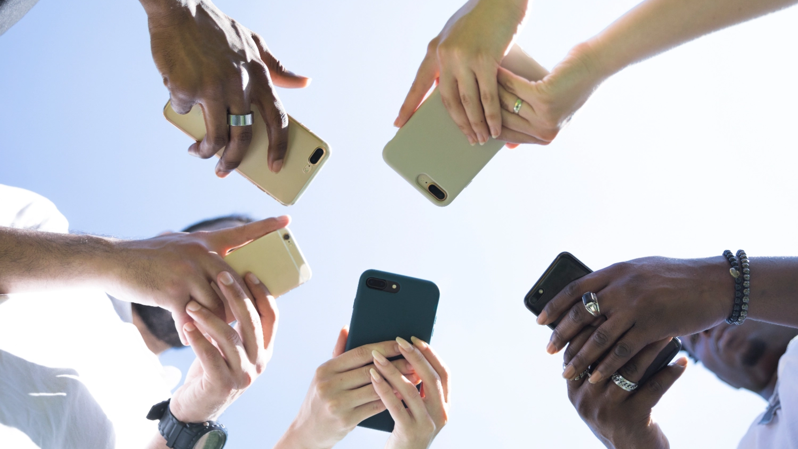 Producătorii de telefoane, obligați de UE să adapteze designul produselor la noile cerințe