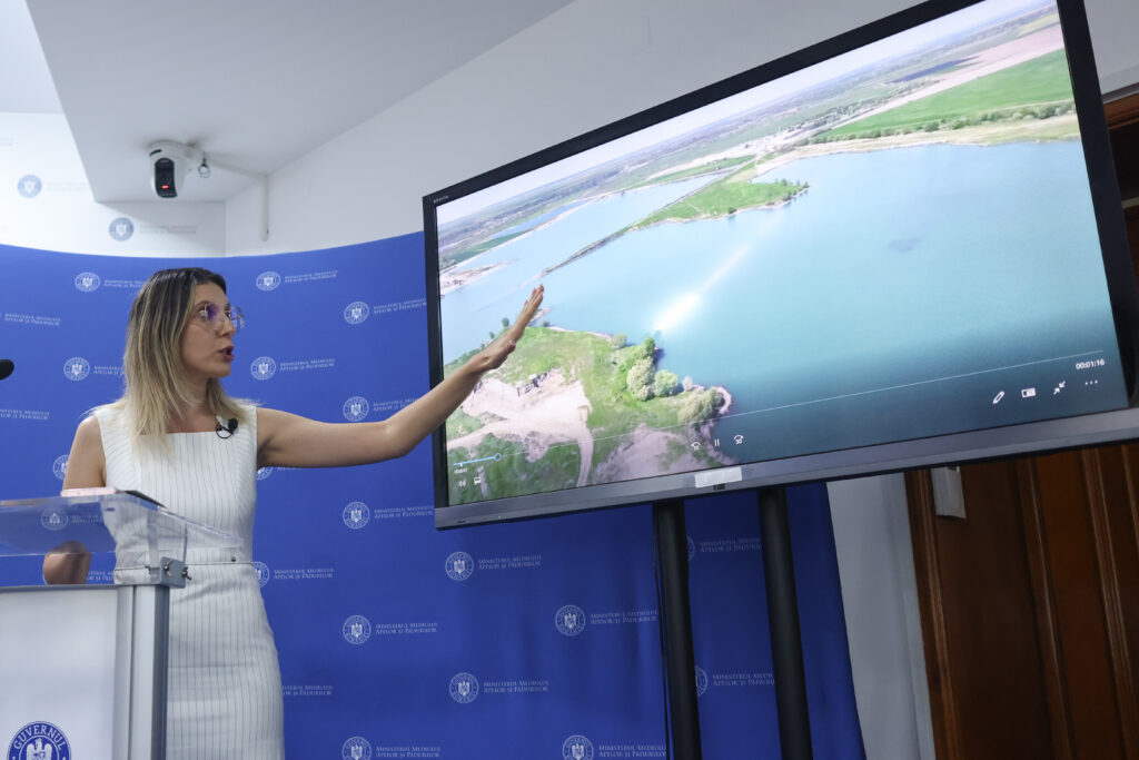 Diana Buzoianu acuză „o problemă sistemică” la Apele Române: Exploatările ilegale de agregate din Olt au modificat relieful și au creat două lacuri pe circa 100 de hectare / Prejudicii de zeci de milioane de lei / Inspecția ANAR va fi mutată la nivel național / Circa 270 de posturi ar putea fi mutate din structurile suport către execuție