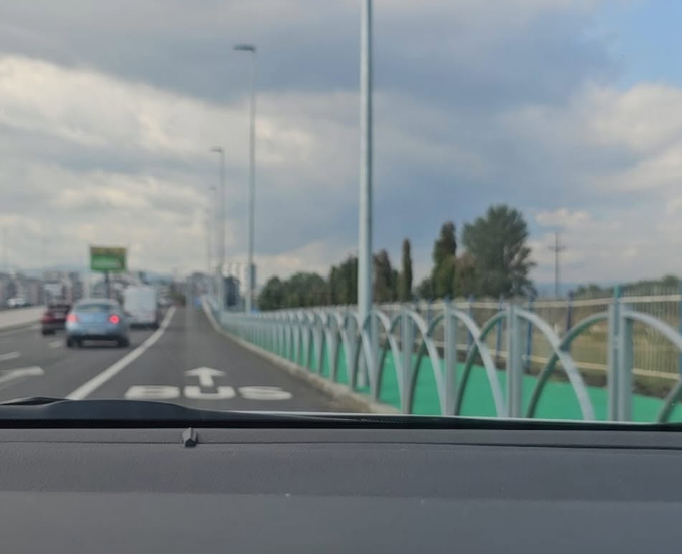 Taximetriștii din Cluj, nervoși pe polițiștii locali după inaugurarea noii benzi dedicate: „Ne-au oprit azi. Legea nu îi interesează. Vom face plângeri”