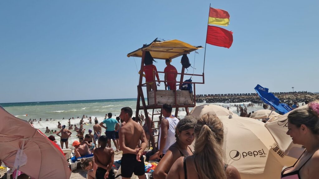 Un nou pericol pe litoral: Gropile cu apă adâncă, apărute după furtuna de pe mare / ”Vă rugăm să respectați balizele și indicațiile salvamarilor”