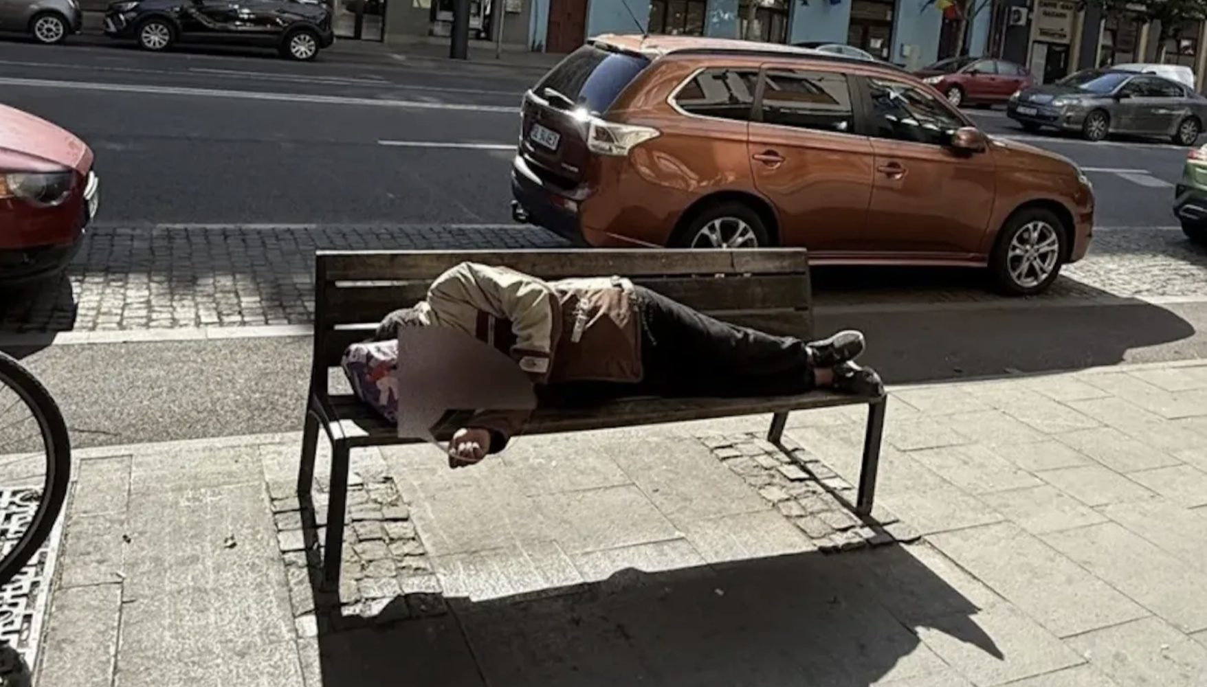 Prima impresie a celor care ajung în Cluj! Oameni fără adăpost lăsați pe stradă și un miros de îngrozitor: „M-aș bucura să avem un oraș mai curat”