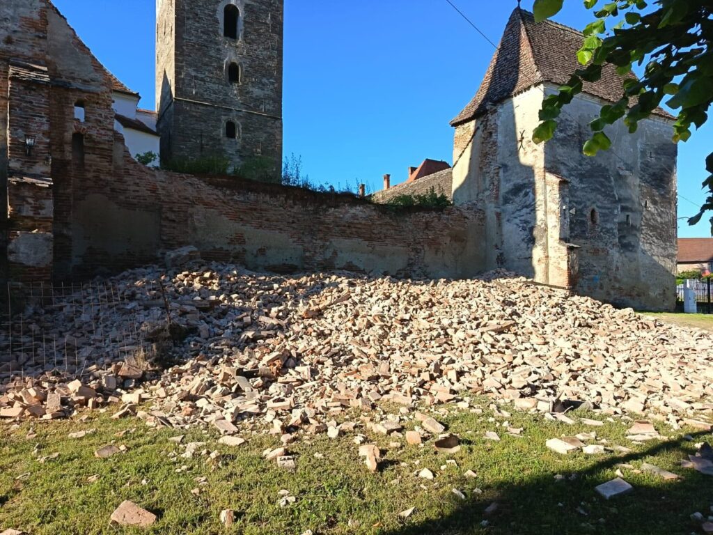 AFP în Transilvania, reportaj despre ”agonia celor 160 de biserici fortificate săsești” / ”Un fenomen unic care riscă să dispară” / Primar: „Văd turiștii de la fereastra primăriei. Toți fac poze la zidul avariat”