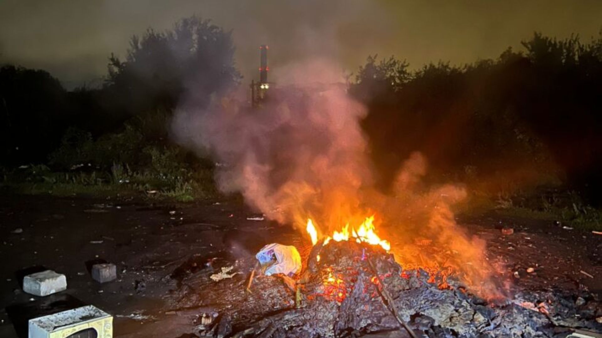 O clujeancă, revoltată de vecinii care ard gunoaie și plastice după ora 22:00: „Nu suntem fițoși, vrem doar să putem respira în propria casă!”
