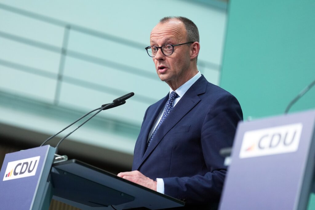 Cancelarul Friedrich Merz, întâmpinat cu un val de huiduieli la o deplasare electorală în estul Germaniei: „Pinocchio!”, „Demisia!”, „Pleacă de aici!”