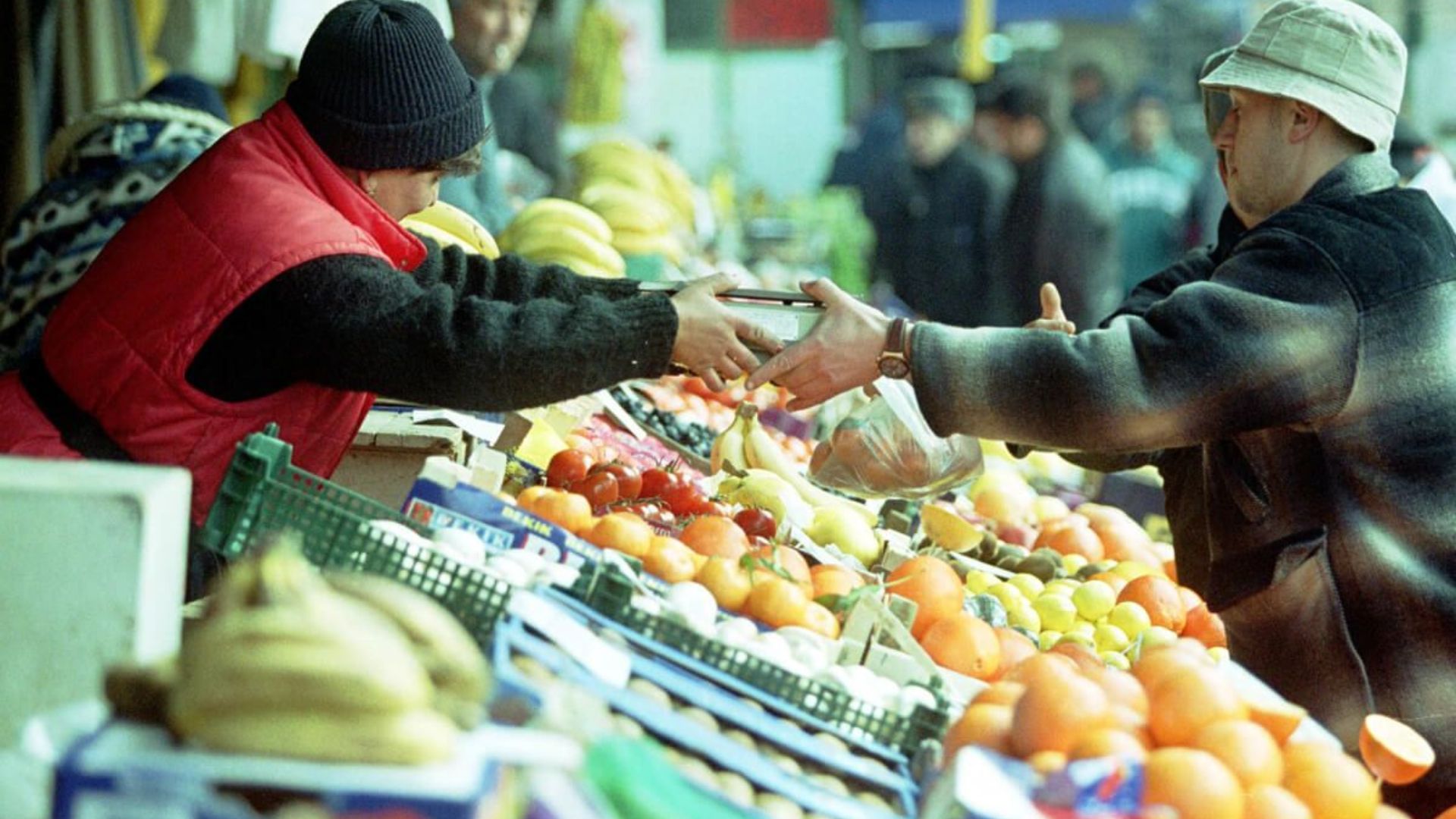 Clujenii, „furați” la cântar? Un locuitor a observat că vânzătorii din piețele din Cluj ascund afișajul când cântăresc fructele și legumele