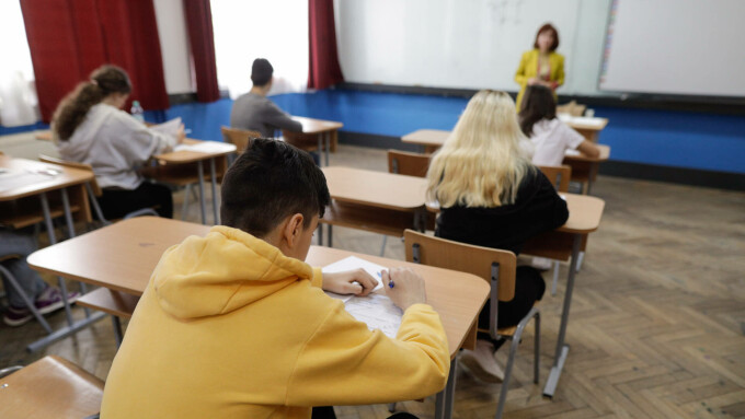 Elevii care trec clasa a VIII-a ar urma să nu mai susțină două examene de vara viitoare / Parlamentul va adopta legea care îi scapă pe absolvenții de gimnaziu de examenul de admitere la liceu