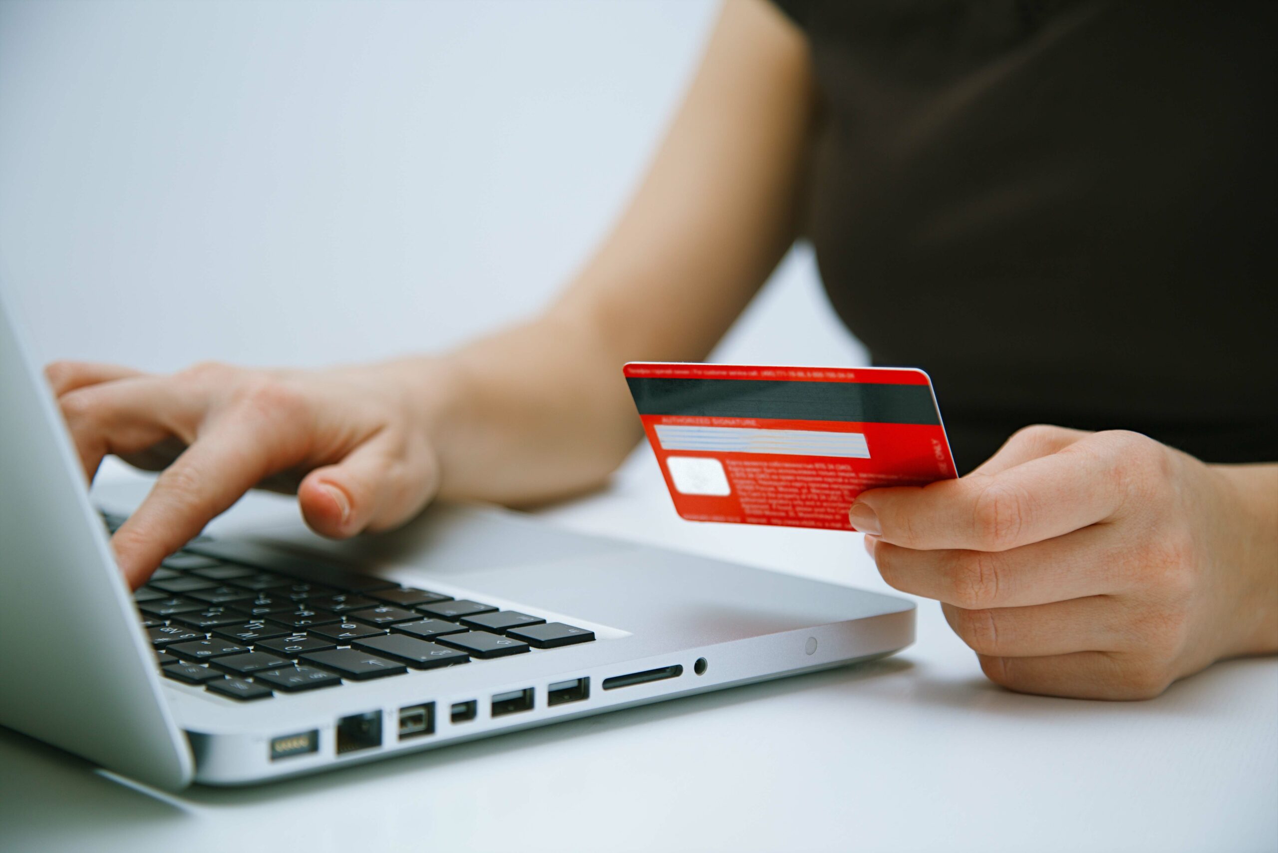 Românii, între telefon și portofel: aproape jumătate plătesc cu Google Pay sau Apple Wallet, dar un sfert nu se despart de bani cash. Ce arată sondajul