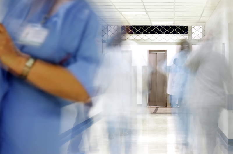 Doi chirurgi militari din Constanța, plasați sub control judiciar de DNA / Ar fi luat mită de mai multe ori / Constantin Ghiță, șeful secției de Chirurgie de la Spitalul Militar, trebuie să depună cauțiune 500.000 lei