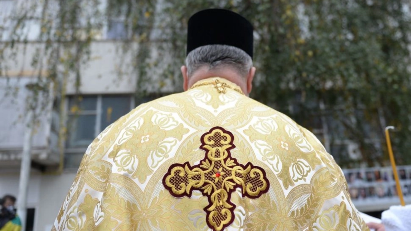 Răsturnare în scandalul preotului 'răspopit' după ce ar făcut gemeni cu o femeie căsătorită, cât soțul muncea în străinătate: Ar fi golit și vistieria bisericii