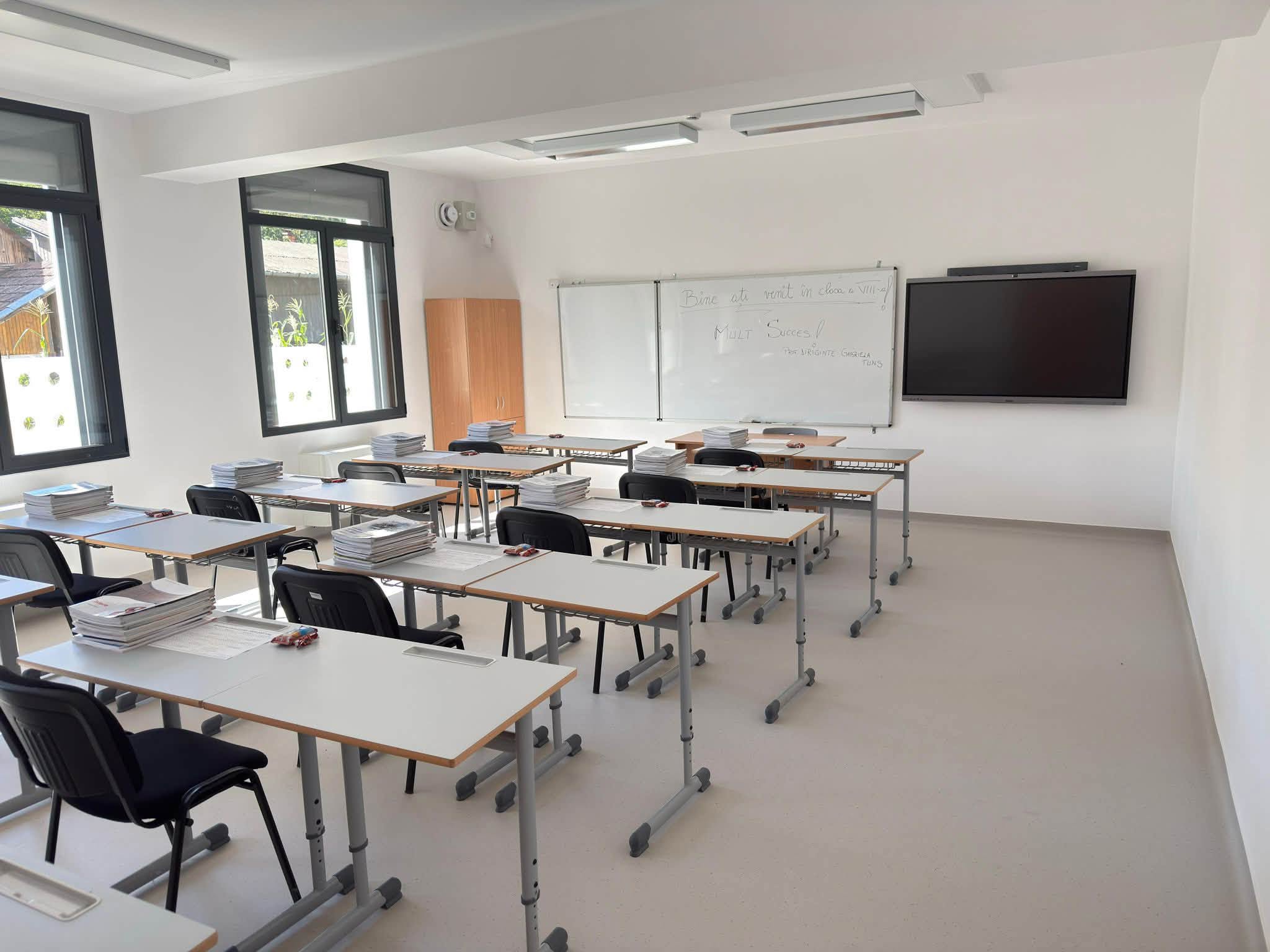 Școală ca-n oraș, într-un sat din Cluj! Elevii au acum săli moderne și teren de sport, renovate din fonduri UE (FOTO)