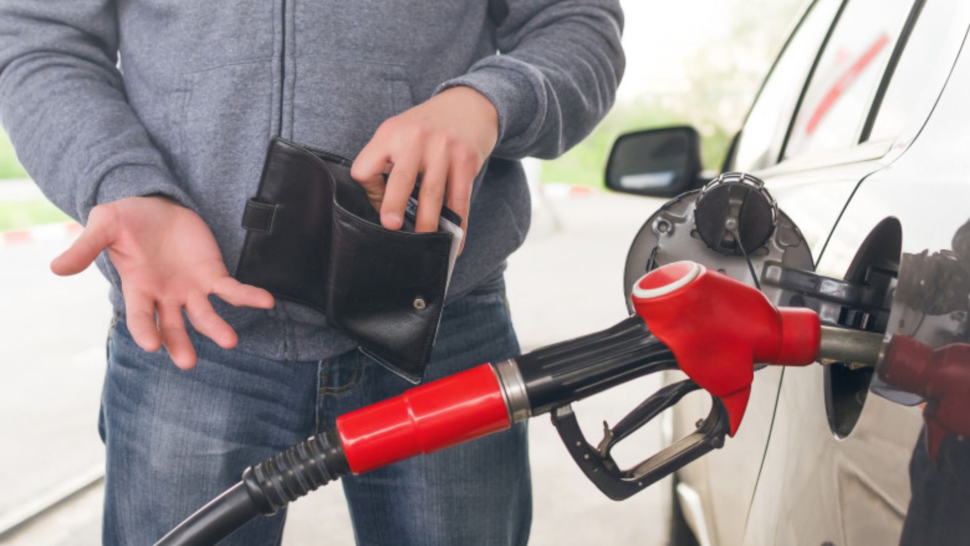 Carburanții s-au scumpit din nou în România: benzina a atins cel mai mare preț din istorie. Românii, tot mai „încercați” la buzunare