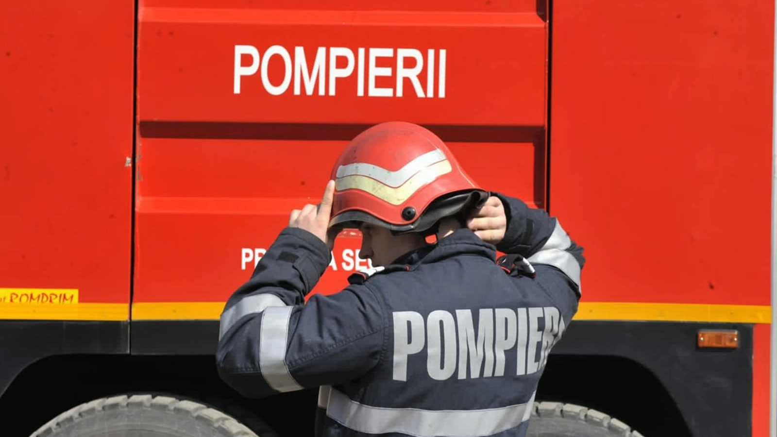 VIDEO Incendiu puternic la ieșirea din Brăila. Fumul a blocat traficul spre Galați