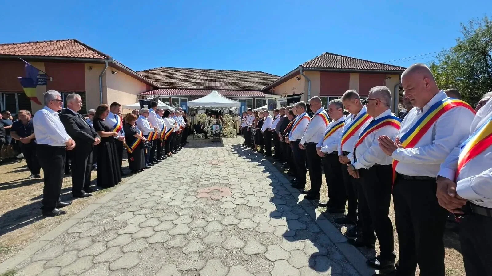 Sute de oameni l-au condus pe ultimul drum pe primarul Damian Diniș. O mare de cămăși albe la despărțirea de edilul mort în tragedia cu tractorul