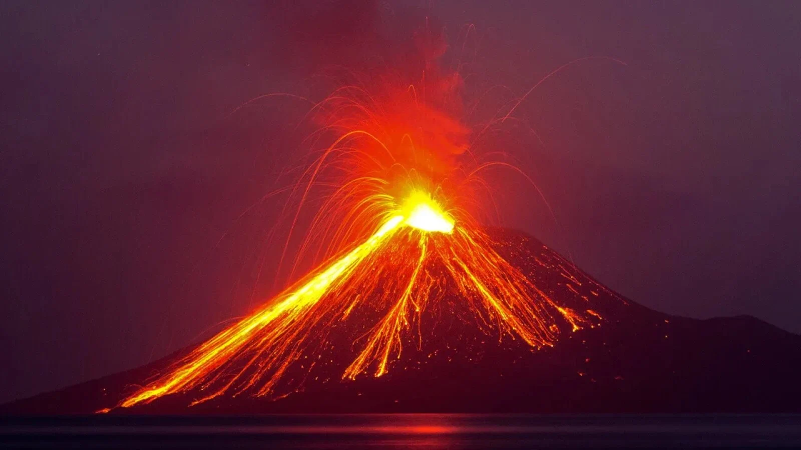 A erupt vulcanul Anak Krakatau! Aeroportul din Jakarta suspendă toate zborurile