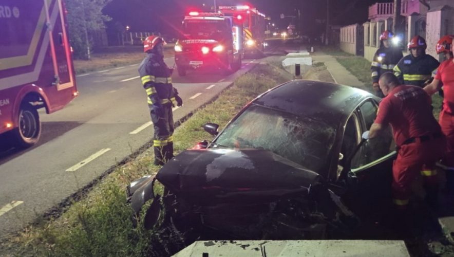 Accident mortal pe DN 79. Un șofer de 47 de ani a decedat după ce mașina s-a izbit de un cap de pod
