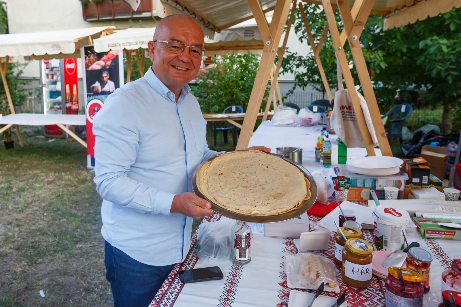La mulți ani, Emil Boc! Primarul Clujului împlinește 60 de ani. De la copilăria din Răchițele la Palatul Victoria, un drum cu suișuri și coborâșuri