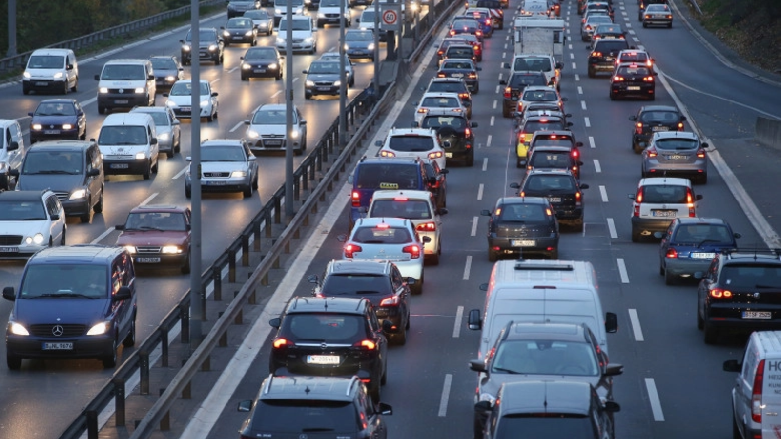 Și-a uitat copilul într-o benzinărie și a mers 140 de kilometri fără să-și dea seama. Poliția l-a oprit și i-a dat vestea