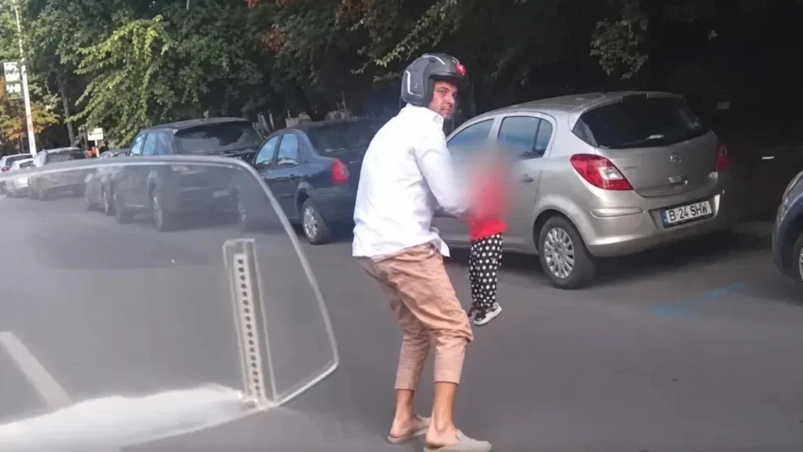 VIDEO Dosar penal după ce fetița de un an a ajuns singură în mijlocul bulevardului. Scuteristul care a salvat-o: „Părinţii ar fi fost drogaţi”. Cum se apără mama copilei