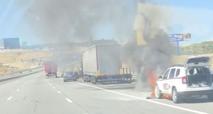 Mașină în flăcări pe A3. Traficul pe Autostrada Transilvania, afectat de intervenția pompierilor