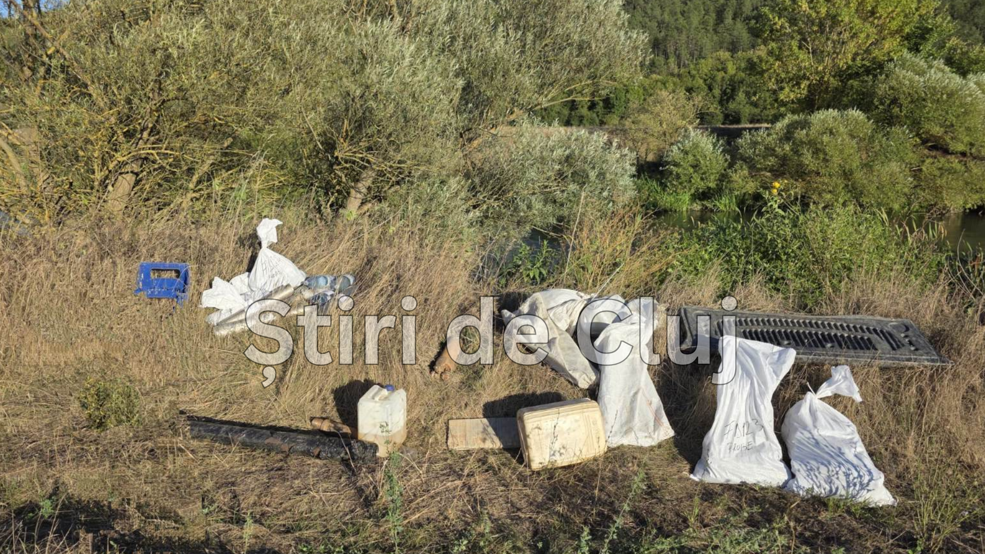 Malul Someșului, transformat în groapă de gunoi? Saci cu „probe” și canistre, abandonate la Iclod
