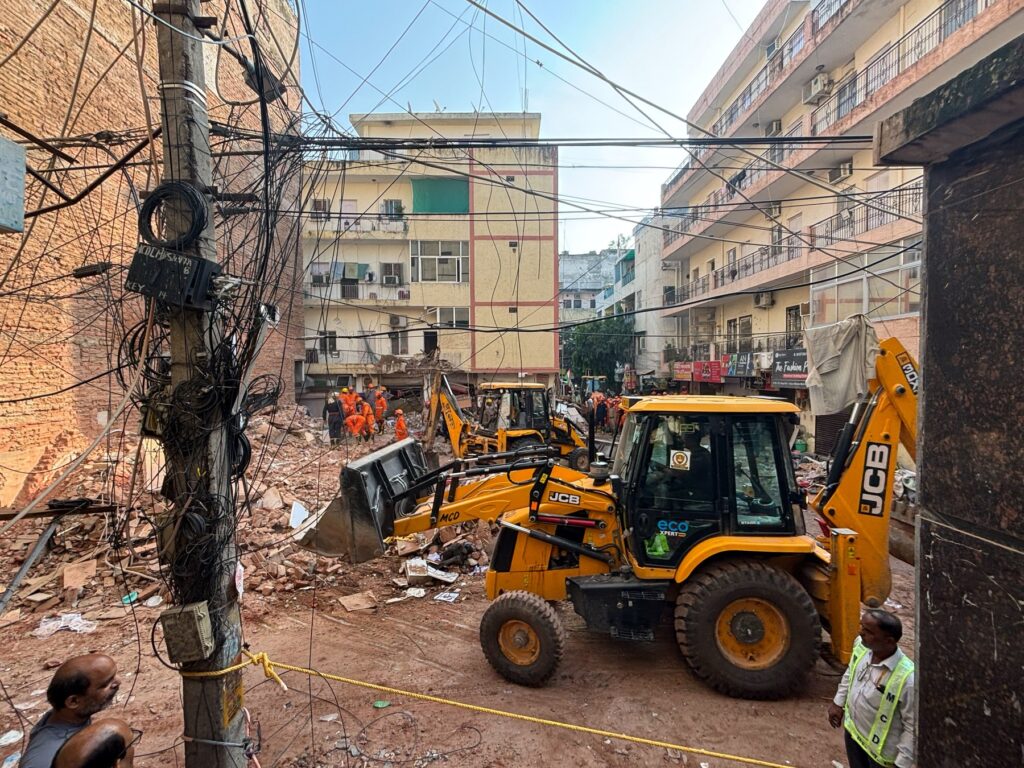 Șase morți după prăbușirea unei clădiri în New Delhi / Echipele de salvare caută supraviețuitori
