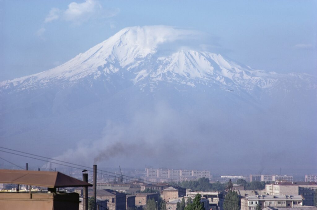 Cel puțin 11 alpiniști au murit după o avalanșă în Munții Caucaz din Rusia