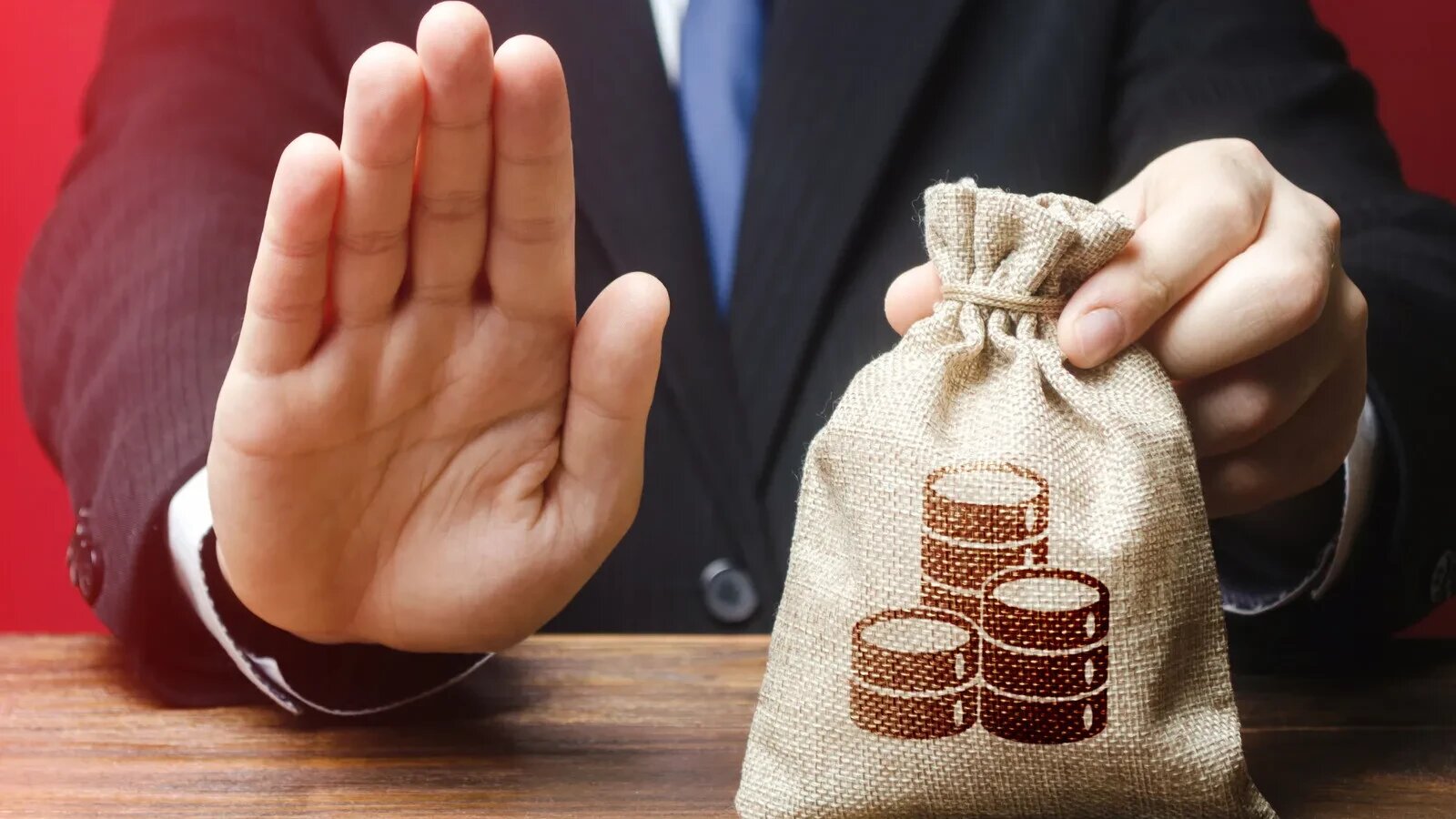 Sechestru pe case şi terenuri de o jumătate de milion de euro în urma descinderilor din "afacerea" cu SUA. Un interlop cunoscut, arestat