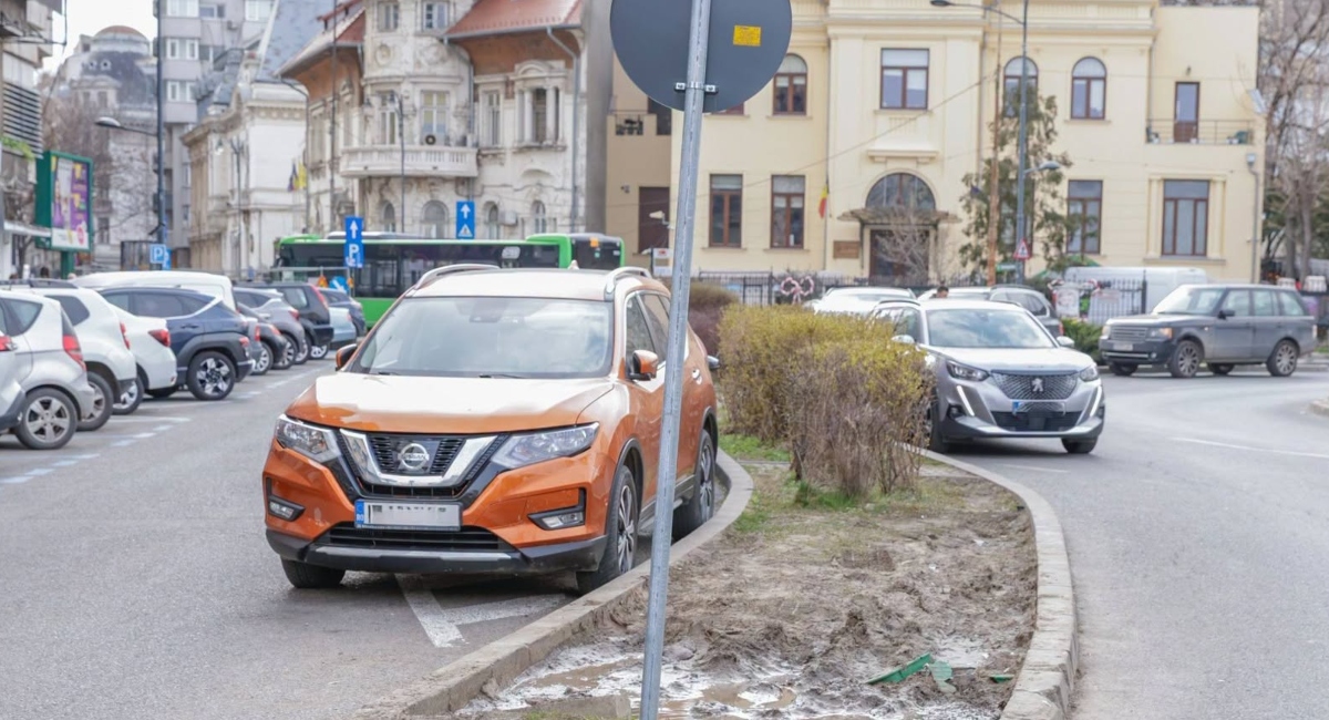 Mașini parcate pe banda 1 într-o zonă din Cluj! Un localnic cere montarea de stâlpișori