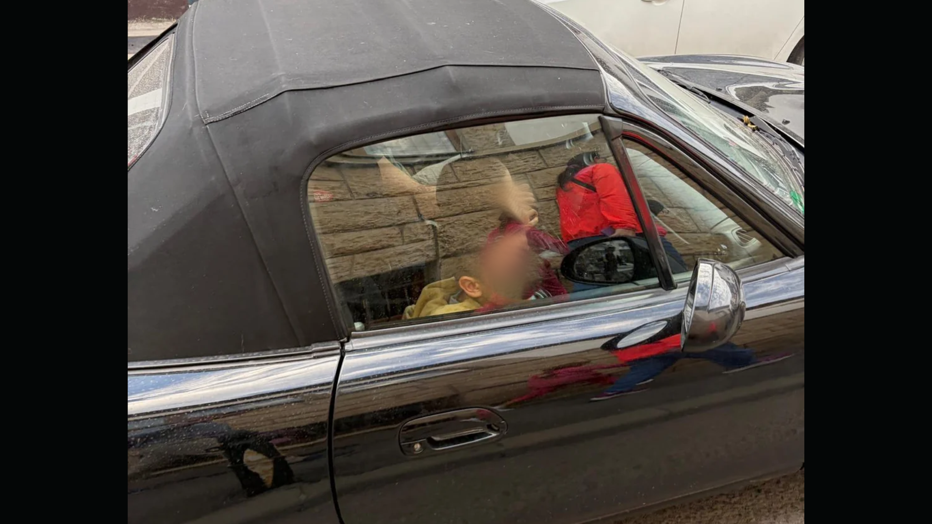 Doi copii din Cluj fără centură pe scaunul din față, transportați cu o decapotabilă spre școală: „Așa ceva nu e normal!”