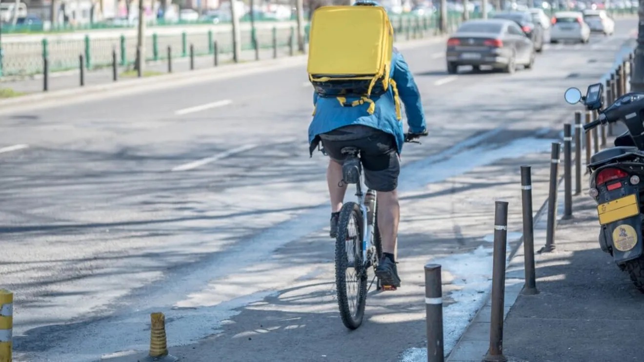 De ce nu mai vor românii să livreze mâncare în Cluj? Dezbatere aprinsă despre salarii, concurență și numărul tot mai mare de străini