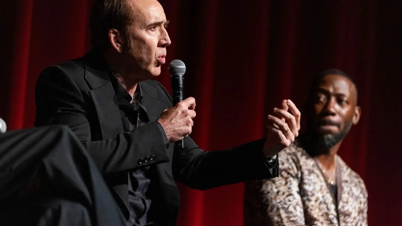 VIDEO Actorul Nicolas Cage s-a trezit cu un crater uriaș, chiar în fața casei: Întreaga zonă a fost închisă