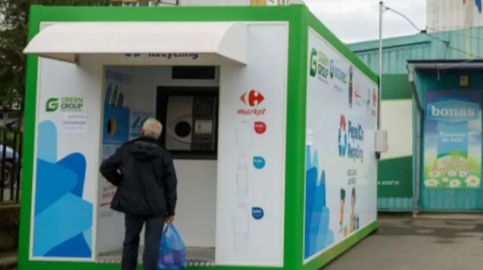 Scandal la un aparat de reciclat din Cluj-Napoca: „Același grup introduce pahare unul după altul, sub supravegherea operatorului”