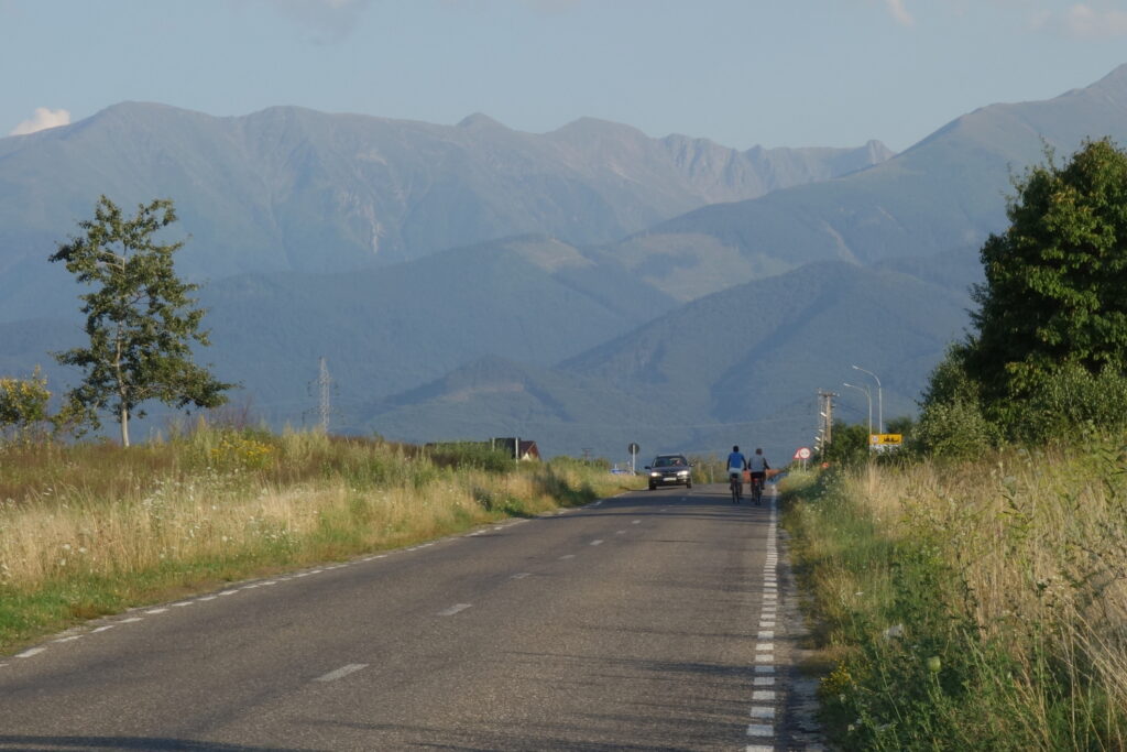 Tur de 60 de kilometri pe bicicletă pentru a descoperi zona Munților Făgăraș, în octombrie: „turism lent” prin păduri și sate, cu opriri la obiective istorice și prânz local