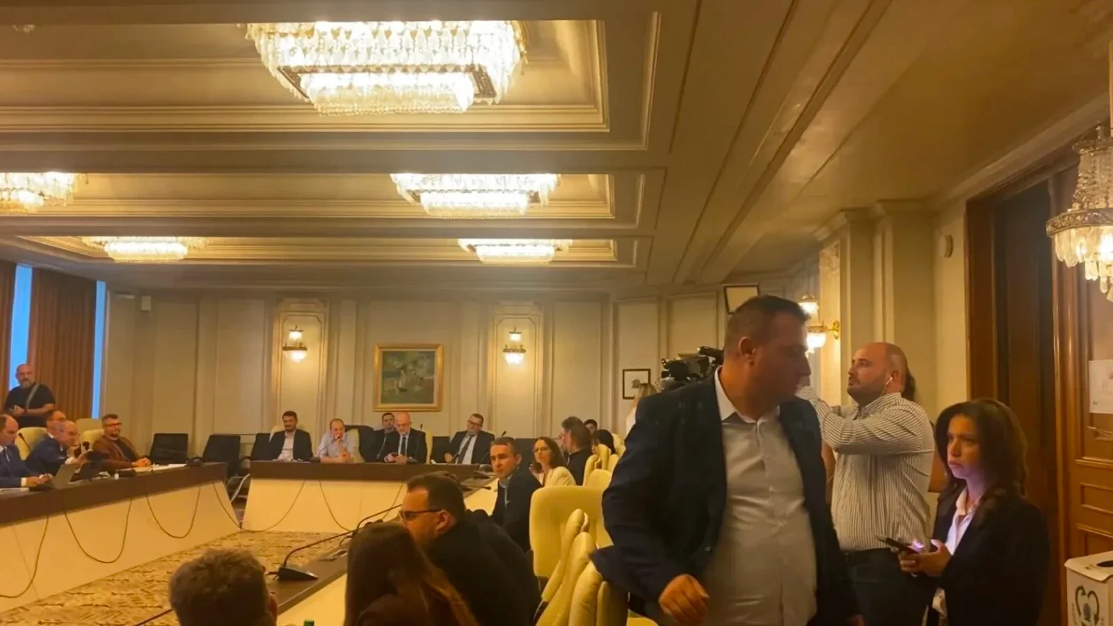 VIDEO Senatorul 'uns' șef de Bolojan s-a certat cu Radu Mihaiu (USR) și a părăsit sala de ședință! 'Cum nu este simulacru?'