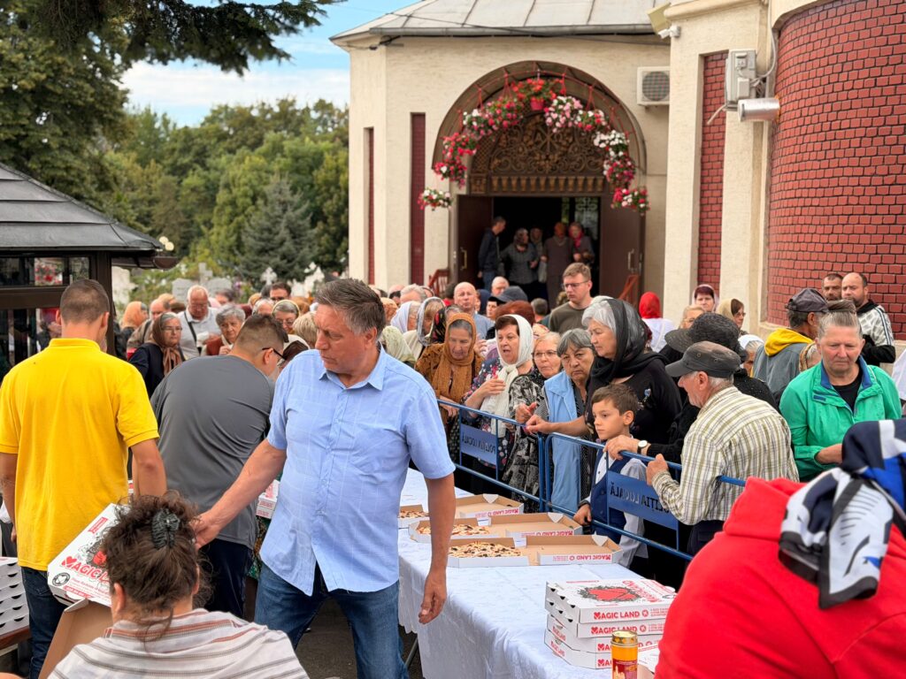 Hram cu pizza în loc de sarmale, la o biserică din Botoșani / 75 de cutii de pizza au fost împărțite credincioșilor