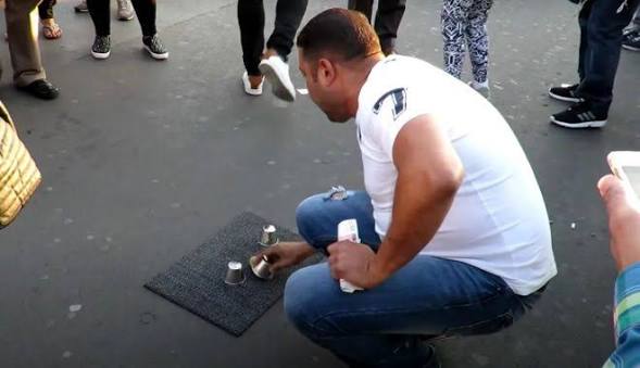 Români, prinși în centrul Romei cu „alba-neagra”. Cum păcăleau turiștii lângă Colosseum în Italia