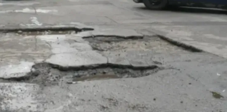 O stradă din Cluj-Napoca s-a umplut de gropi din cauza unui șantier: „Mult praf și disconfort”