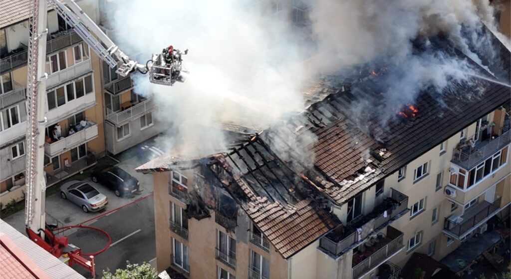 Un incendiu puternic a cuprins etajul superior al unui bloc de apartamente din Florești, Cluj / Patru apartamente plus acoperișul blocului, cuprinse de flăcări / Locatarii s-au autoevacuat