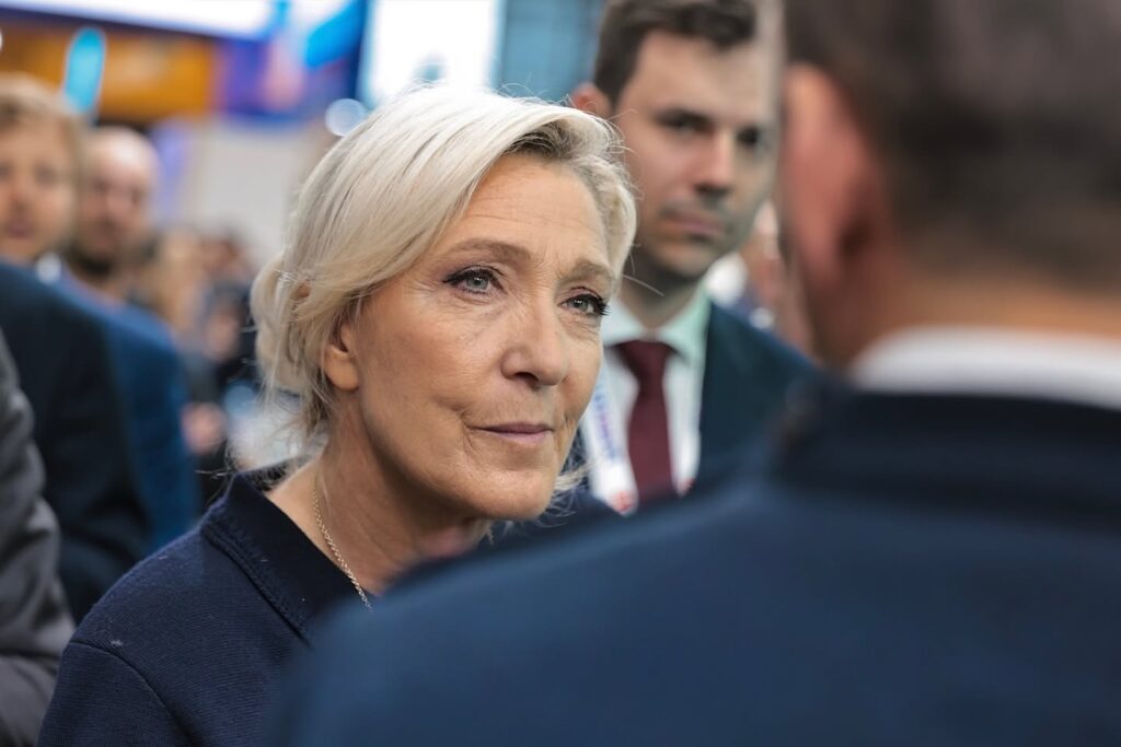 Marine Le Pen l-a concediat pe un voluntar – ofițer de poliție locală din orașul Carcassonn – după ce au apărut înregistrări cu acesta făcând remarci rasiste