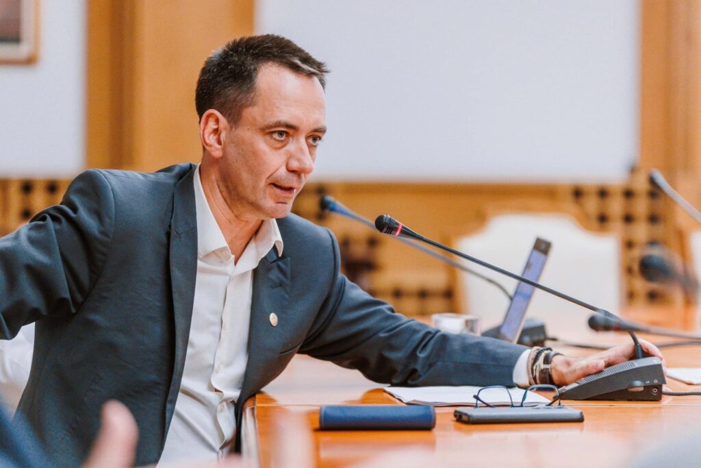 UDMR, despre legea privind ziua drapelului, inițiată de AUR: Naziștii le cereau oamenilor, prin salutul obligatoriu și jurămintele de credință, să își demonstreze public supunerea față de putere