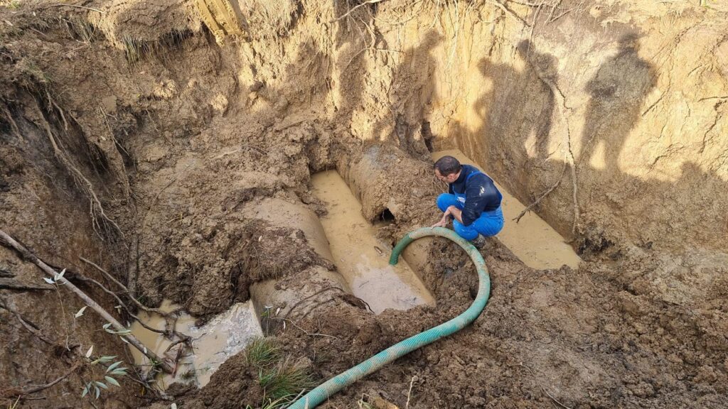 Circulaţia rutieră pe DN 12A, în oraşul Dărmăneşti, închisă din cauza unei avarii la magistrala de apă