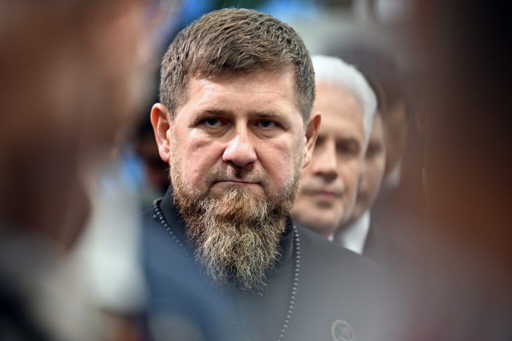 Kadîrov le cere cecenilor să-și scurteze bărbile și critică femeile cecene care „au început să se acopere complet cu văluri”