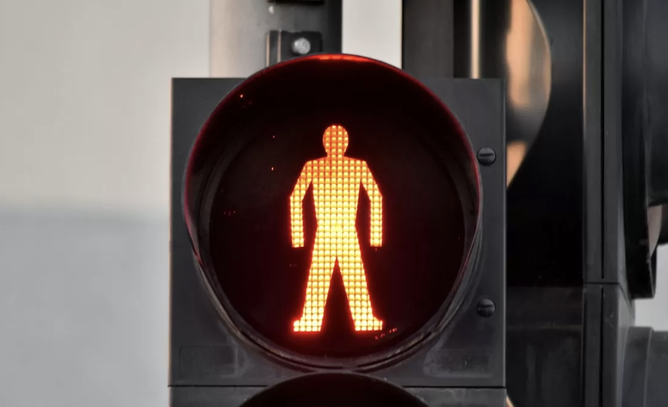 Coșmarul de dimineață al pietonilor din Cluj-Napoca: Stau la semafor și se uită cum le pleacă autobuzul școlar: „Timpii sunt prea mari!”