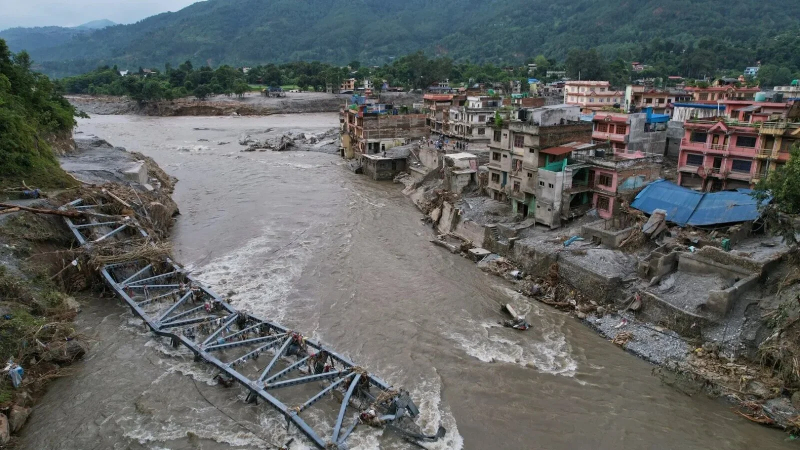 Inundațiile devastatoare din Nepal s-ar putea repeta și în Europa: Schimbările climatice destabilizează vârful Mont Blanc
