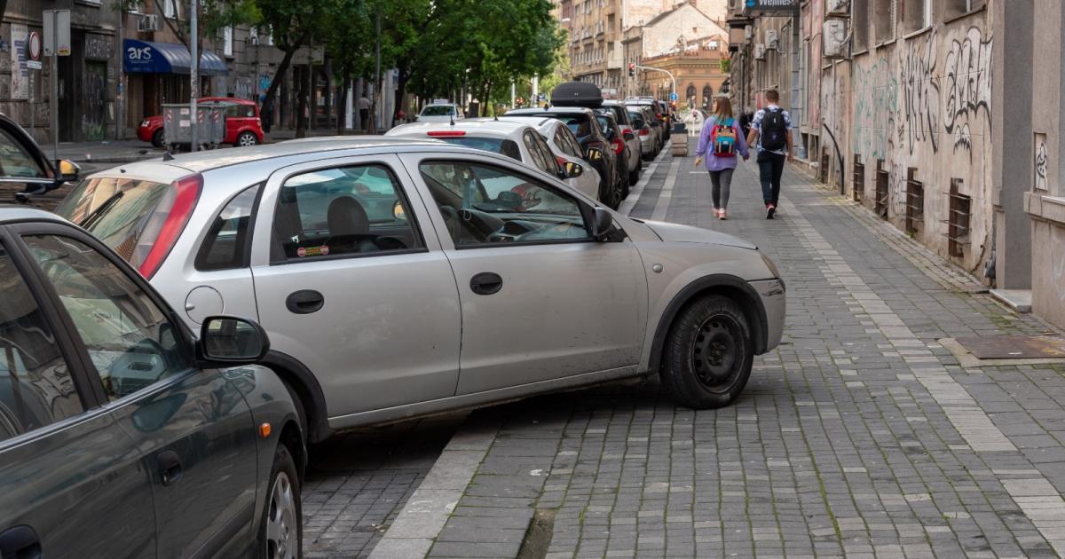 Clujenii, exasperați de parcările „după ureche”. O intersecție a devenit un adevărat pericol: „Nu vezi nimic nici în stânga, nici în dreapta!”